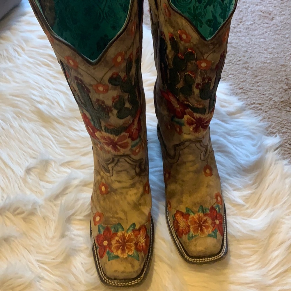 Corral women’s cowboy boots in amazing shape.